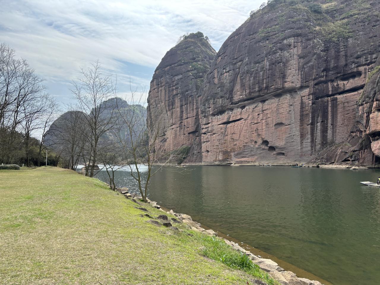 现在老师辞职相当容易了，单位一个老师提交辞职申请后教体局很快就同意了。这要换到五