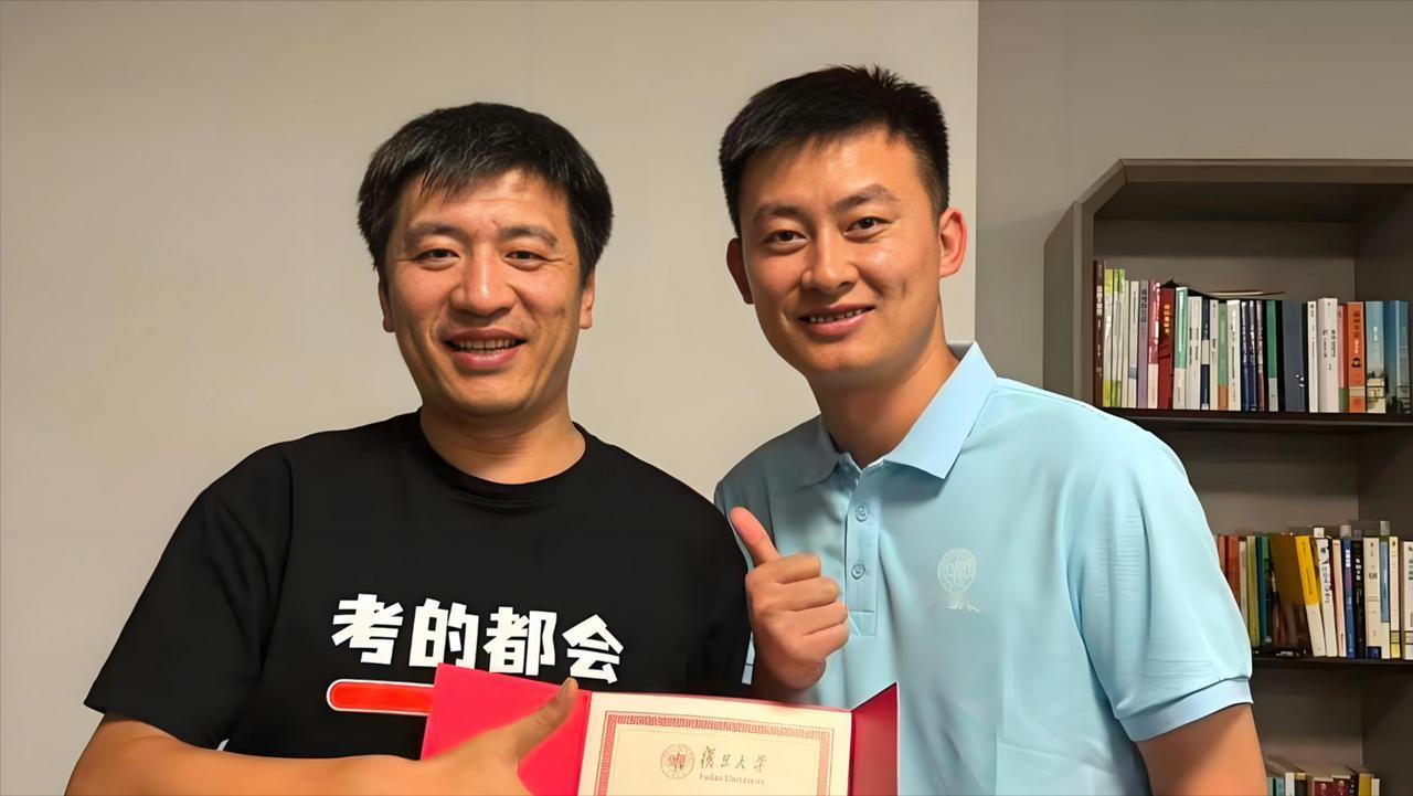 昨天的一场直播，硬生生把10万人看哭了。屏幕里，武亮老师顶着张雪峰的灰色头像，手