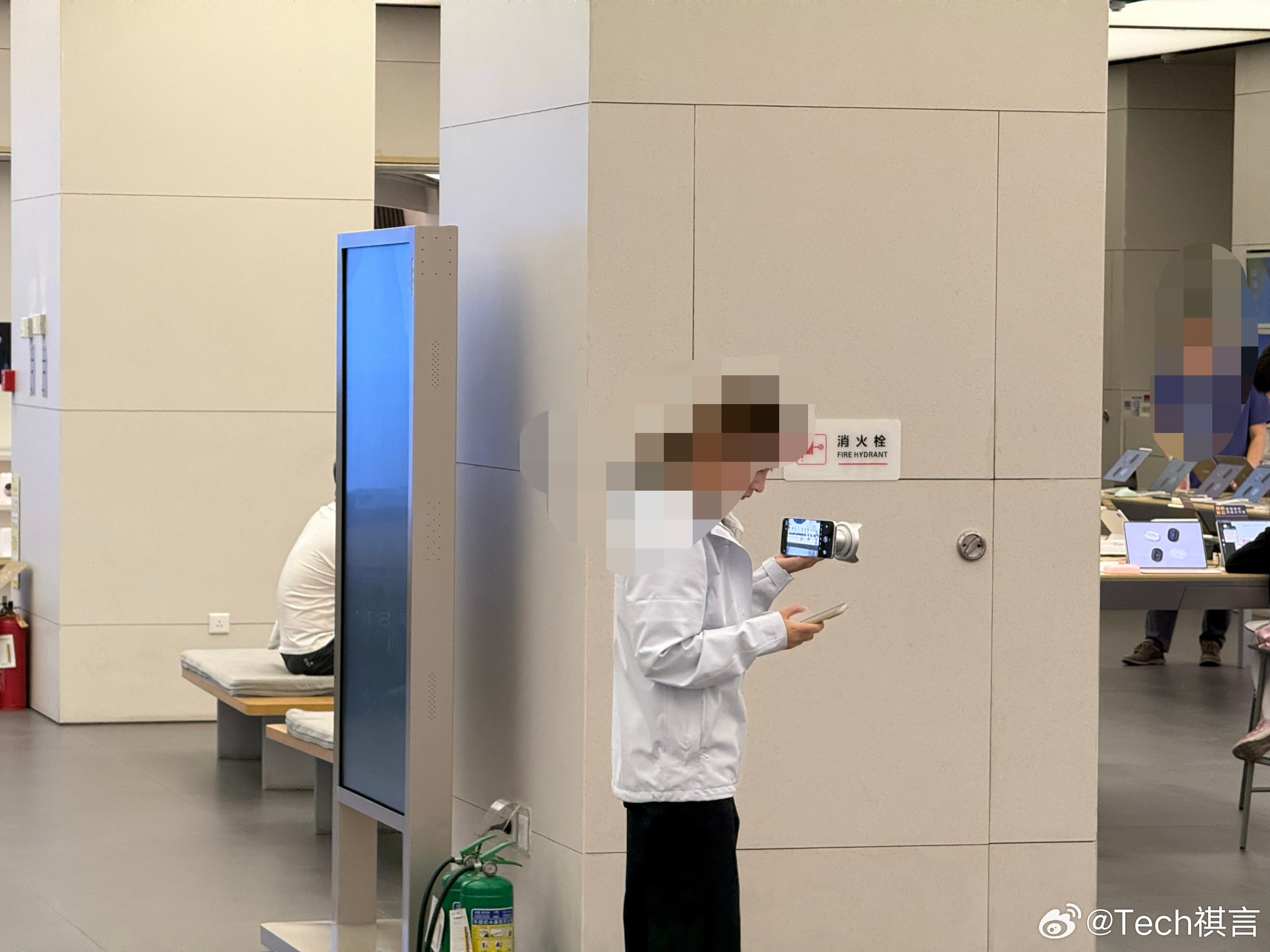 昨天去商场正好想看一下华为这次的睿影Z10，但门店一直是工作人员在各种拍宣传图（图一是网络图片）所以
