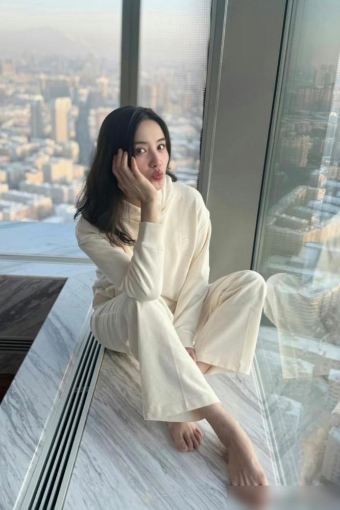 43层阳台光脚晃腿，她点烟，烟灰直坠万丈深渊。你在43层阳台光脚晃腿，小腿悬