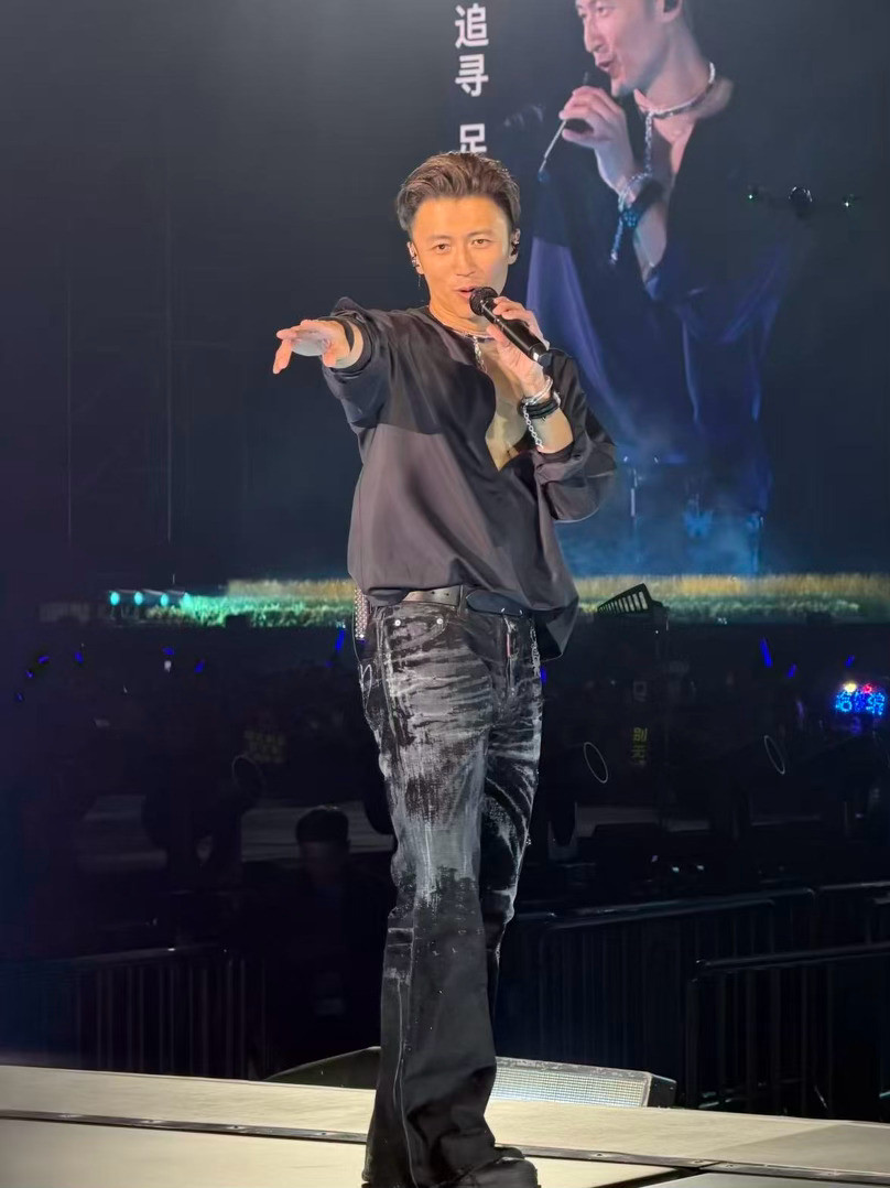 谢霆锋的屁股在发光深圳演唱会造型再上新高度——不是深V，是镶钻裤！灯光一打，闪