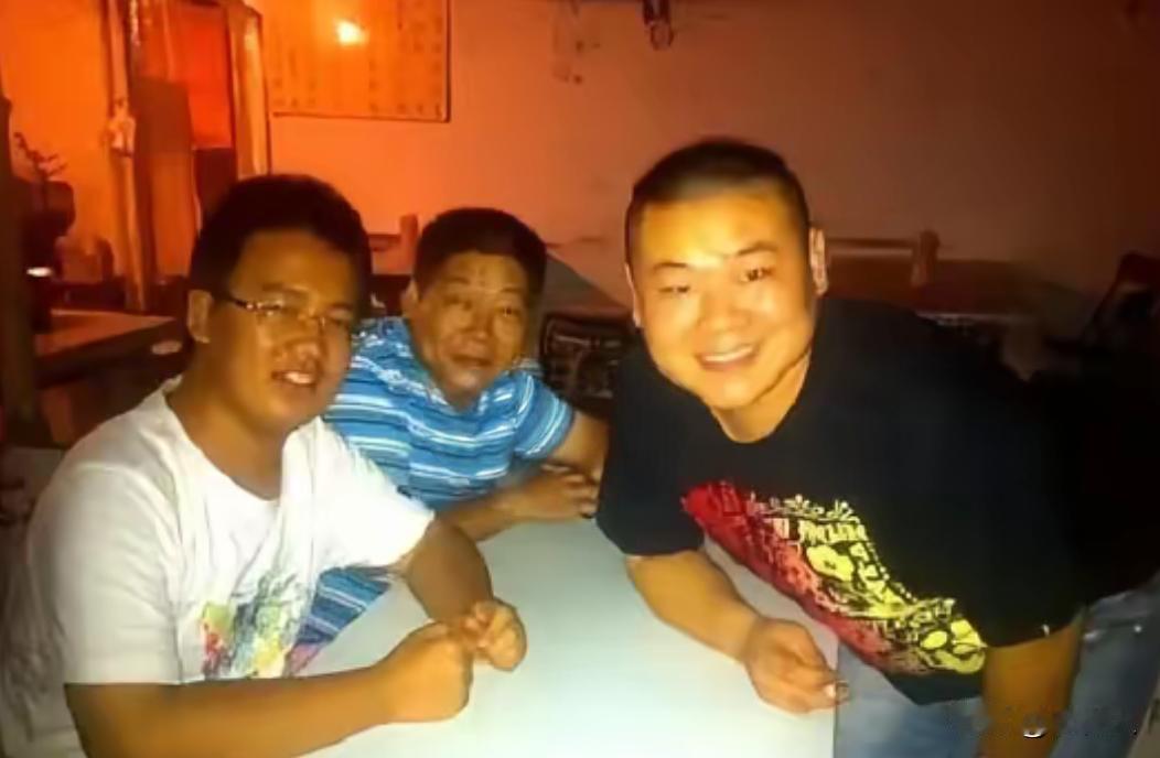 郭德纲之子，德云社少班主。这是郭麒麟少年时期和岳云鹏的一张合影，外形和现在差别较