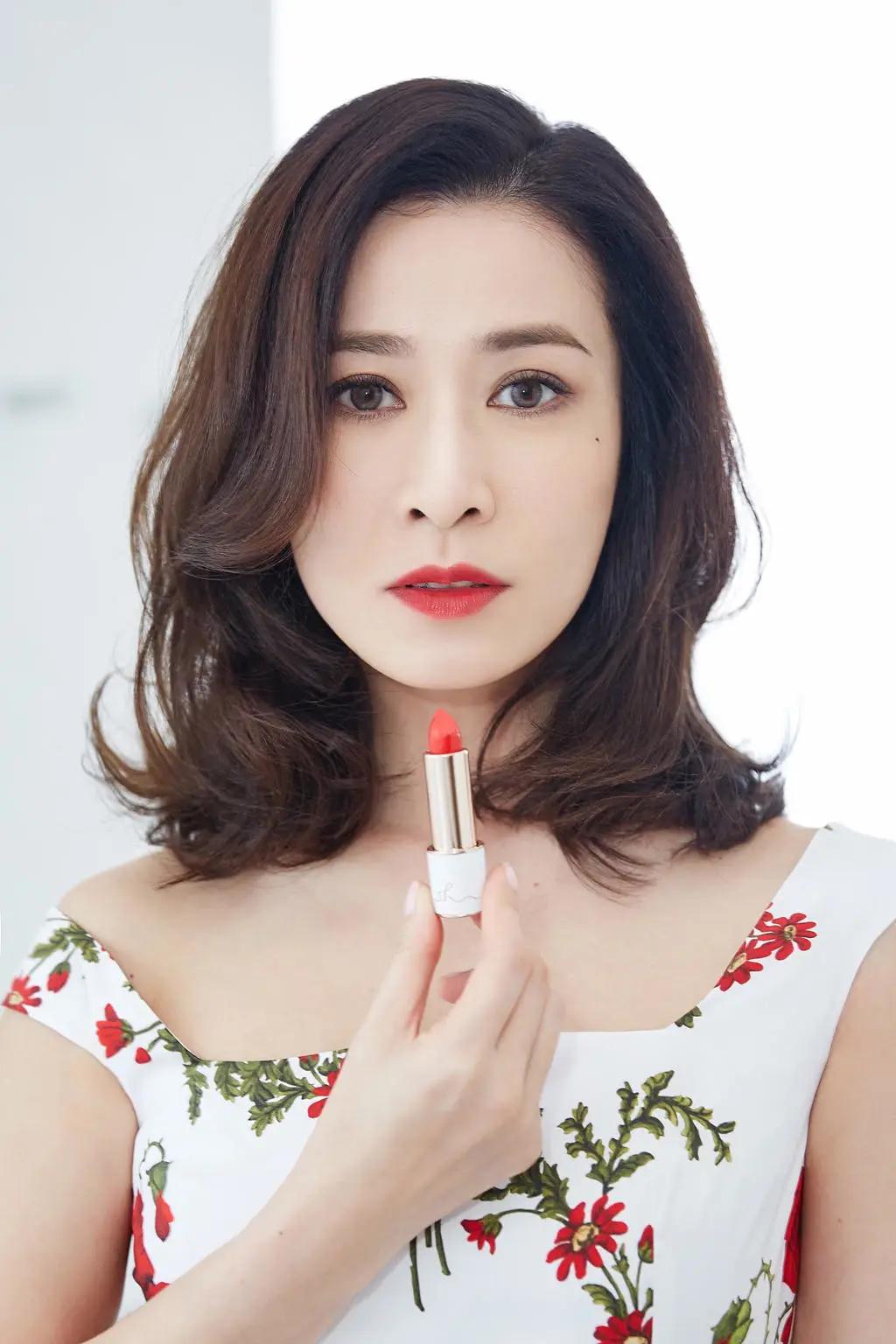 佘诗曼，人间清醒！4月4日，51岁的演员佘诗曼突然冲上了热搜。这次她一反常