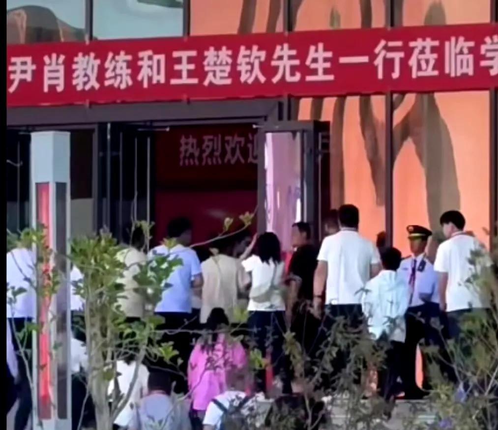 谁懂这张横幅的含金量！尹肖教练和王楚钦先生，其他都是一行人！这五个字真的太重
