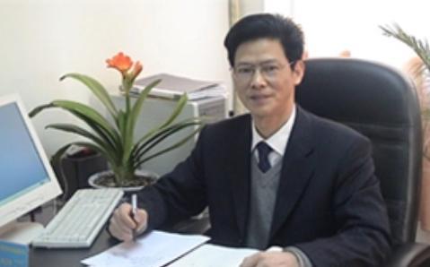 2016年，杭州来的陈校长蹲在苗寨石板路上，手里攥着半块发霉的馒头，他刚从辍学女