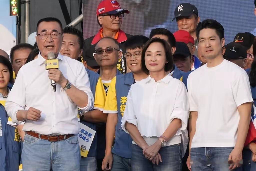 李四川在高雄为柯志恩站台的时候，口才突然变得流利起来，不仅没出现口误，还同时拉抬
