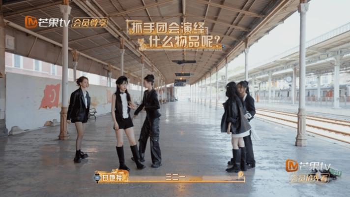 凡尔赛椅子和她娇俏的“田”主！田曦薇张艺凡一个敢坐一个敢当 这莫名的CP感是怎么