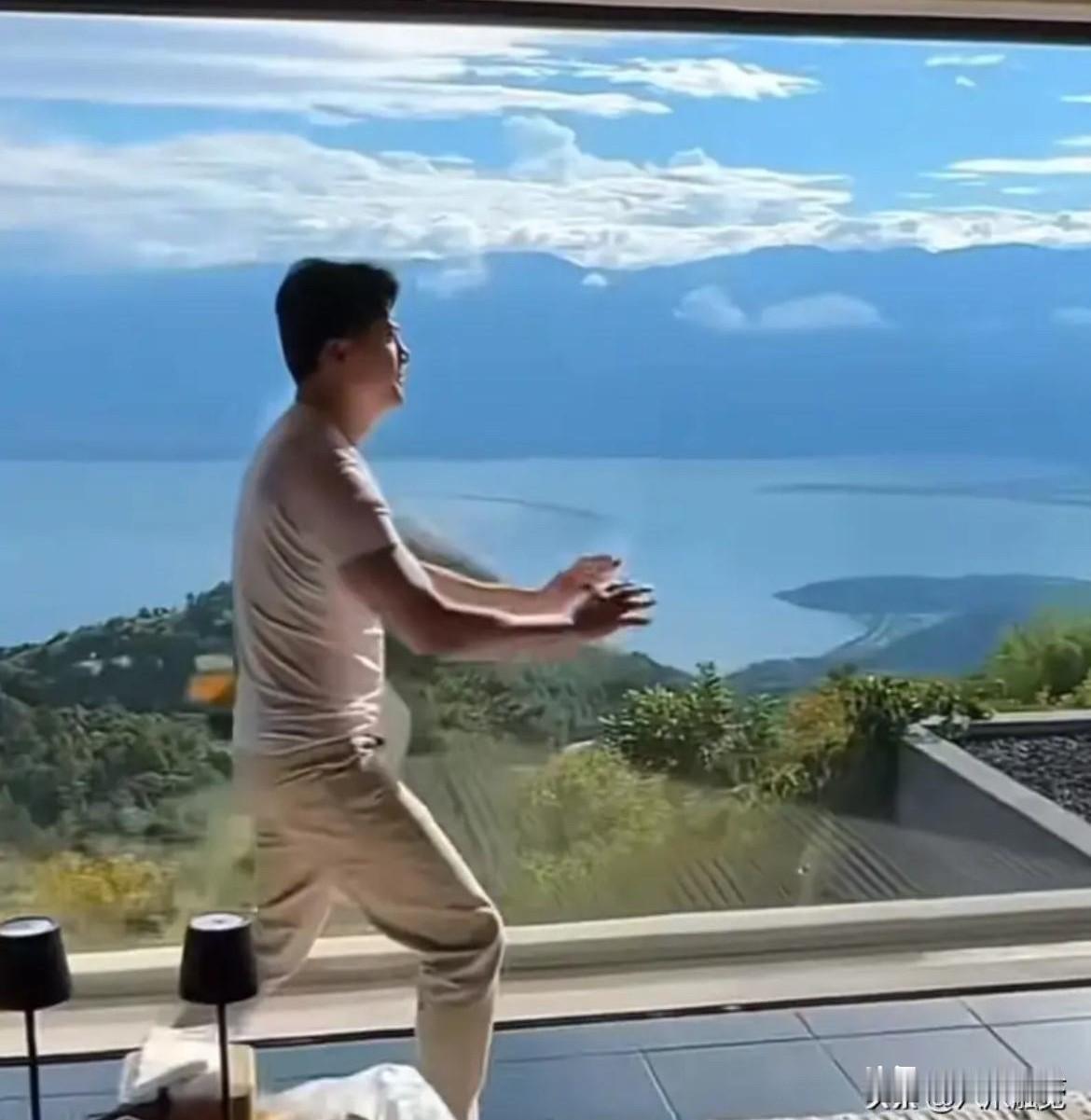 70多岁的吕良伟，每天早上起床后在自家阳台锻练，然后喝一杯现榨黑色饮料，能保持这