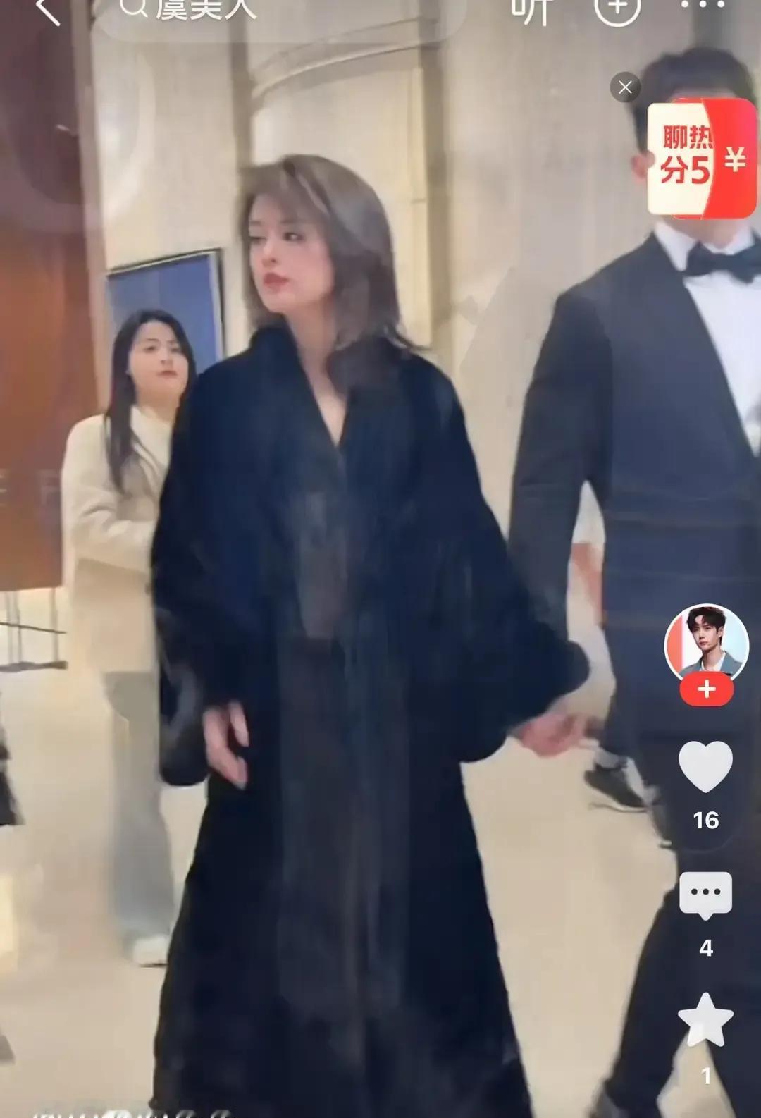 于文红把深V开到肚脐拍广告，五十岁的人硬挤成二十五的胸，评论区一水儿喊救命。我