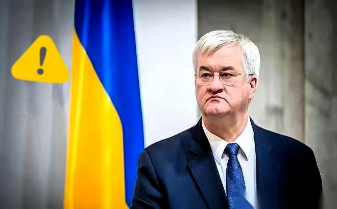 最逗的事儿发生了。当年掀了我们桌子、抢走45亿美金的那位，现在西装革履地跑回来