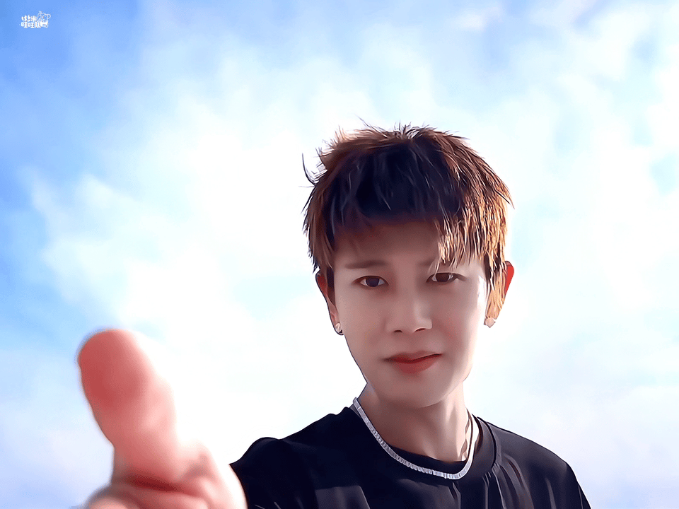 任嘉伦任嘉伦你知道我为什么想要和你在一起吗？因为生活太苦了，需要加你这块糖。任
