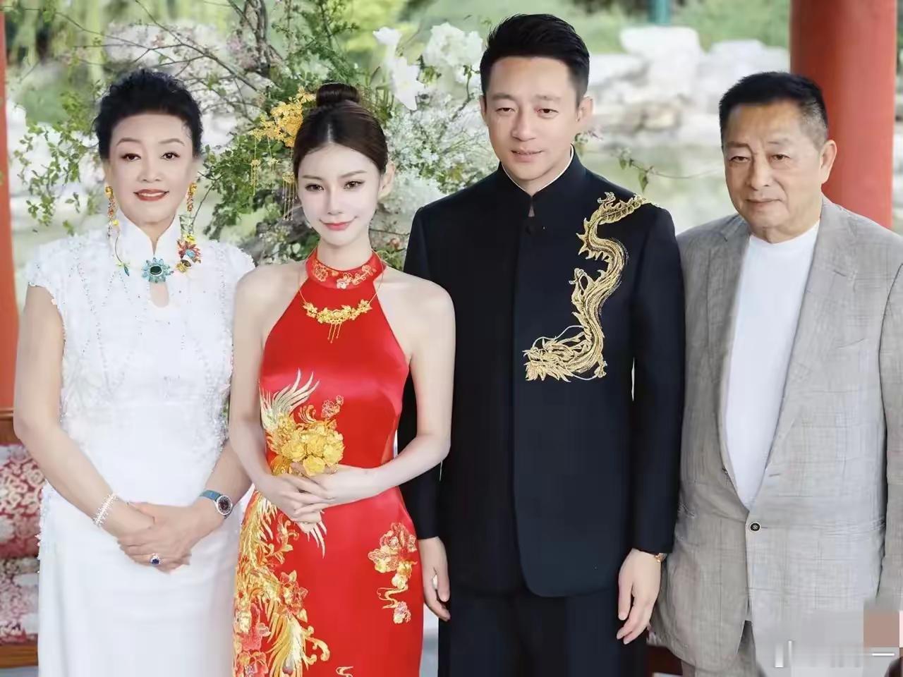 张兰和汪大爷同框了，这对老人太养眼了，张兰竟然有点害羞，要知道在张兰的心目中，汪