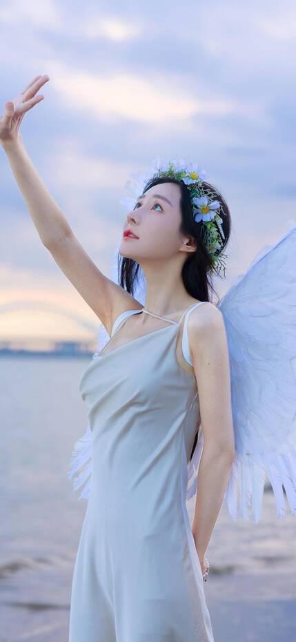 我爸出轨了，跟情人领证了，还生了个弟弟。我和我妈生活，弟弟这几天被确诊得了重病，