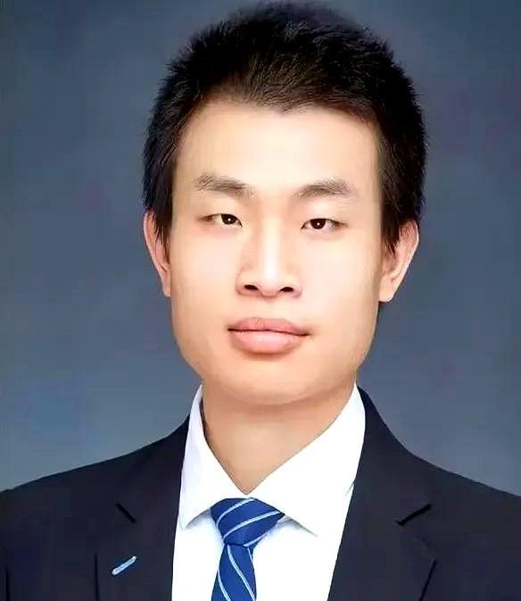 我去听韦神的课也提前啃了三天讲义实在没想到，他推着眼镜盯住积分符号，粉笔灰簌