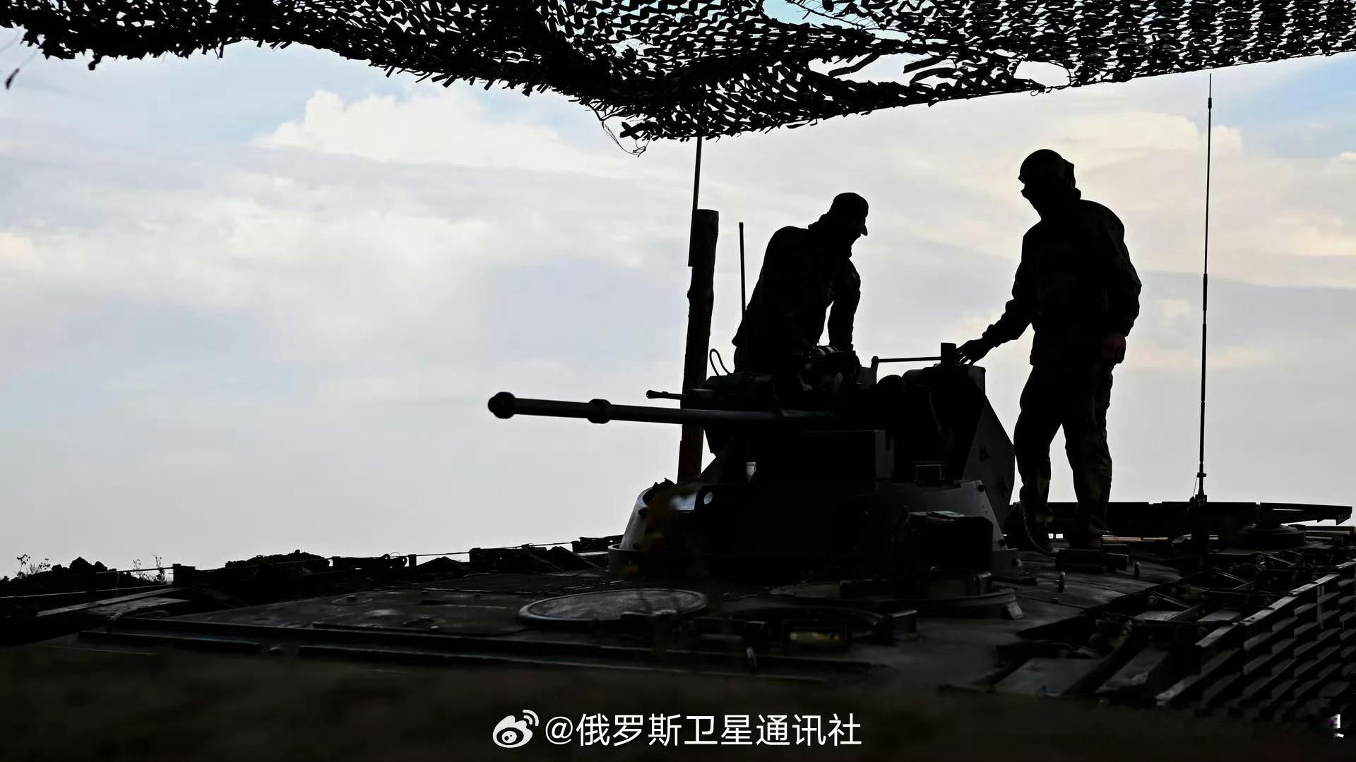 【俄国防部：俄军对用于支持乌军的物流中心和海港实施集群打击】俄罗斯国防部表示，俄