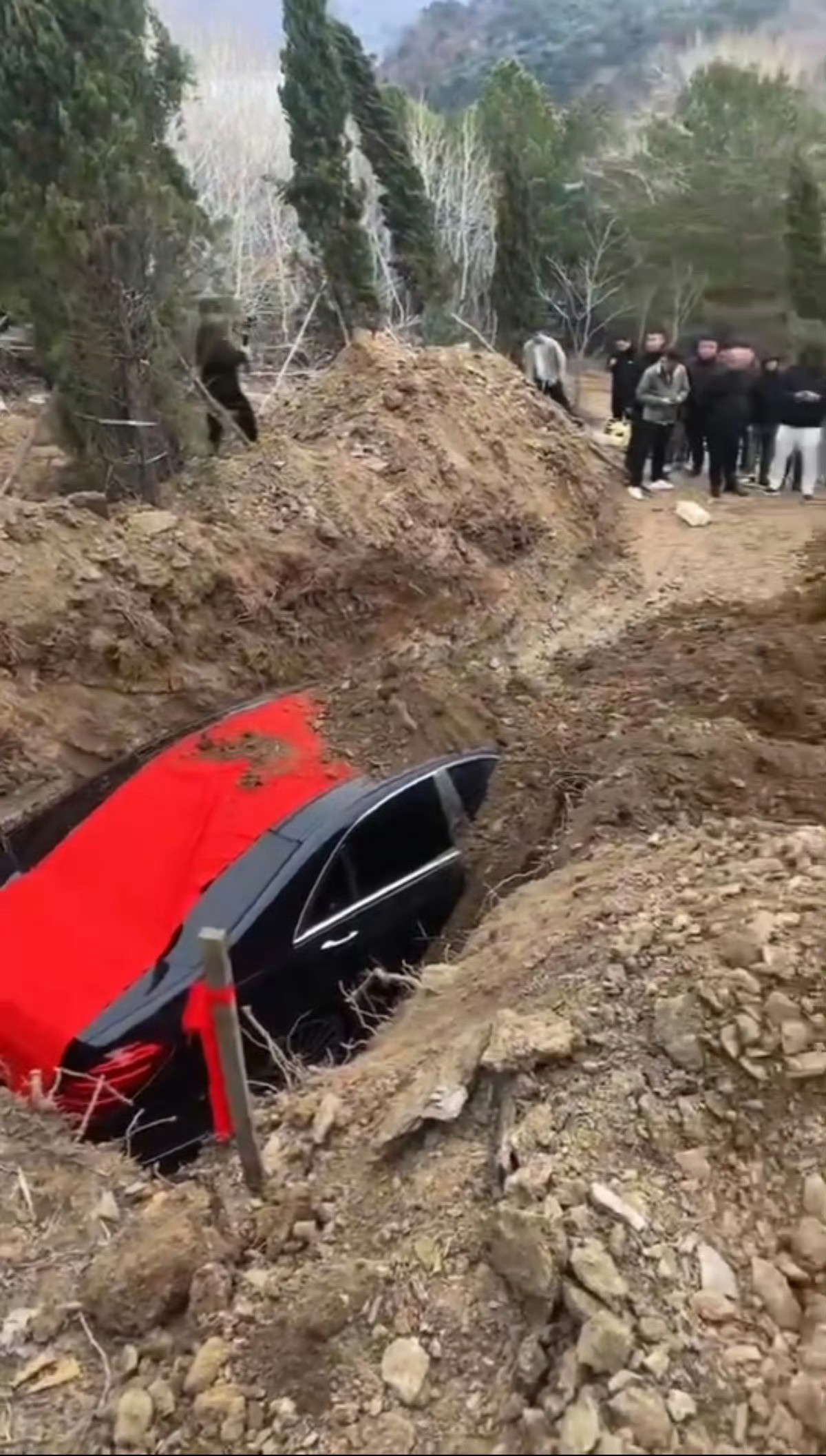 民政局回应用真奔驰车陪葬才埋一台奔驰，也就是个庶人的待遇，要按照天子驾六的规格，