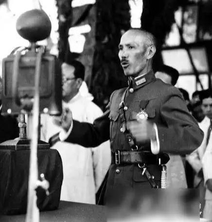 在重庆开会时，蒋介石提出让毛泽东担任省长，毛泽东平静地问道：“委员长要我担任哪个