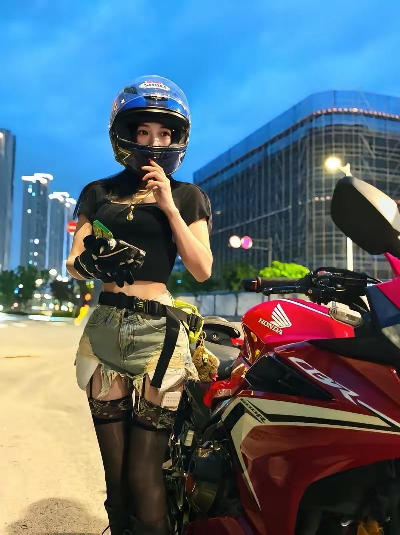 为什么现在经常看到时髦女郎骑这样酷炫的摩托车！