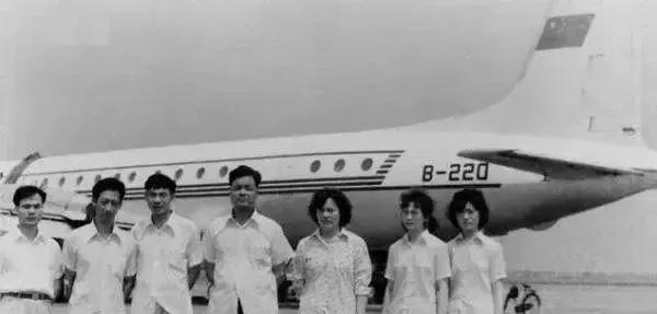 *1982年7月，5名歹徒冲进客机驾驶室，劫持了飞往上海的2505次航班，突然，