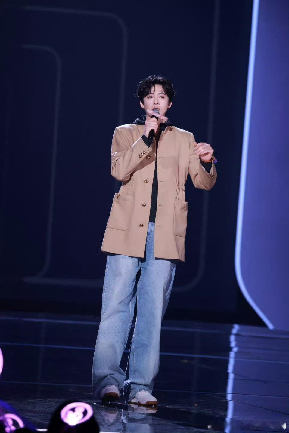 刘宇宁终于闯进主持人赛道了音乐缘计划跨界主持杀疯了，穿搭安利超会唠，清唱《把