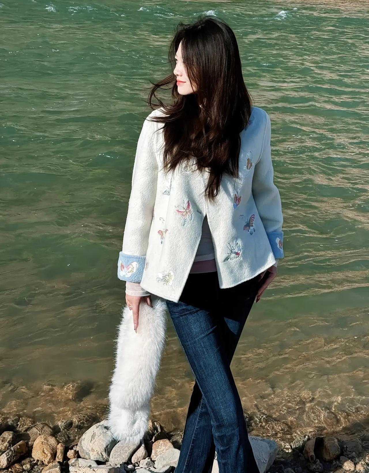 水边美人立，风中衣袂飘。