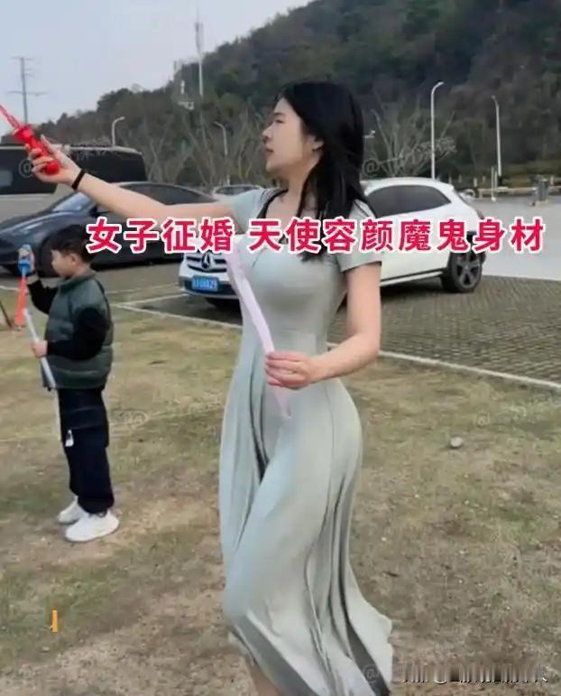 27岁女孩公开线上征婚完美身材一夜爆火网友：这谁扛得住如今年轻人找对象愈发