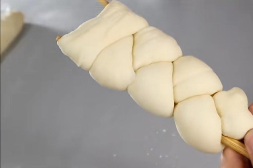 到哪里去找像我这么好的人呀，中午做饭，做完饭抢着洗碗，洗完睡一觉起来就开始做面包