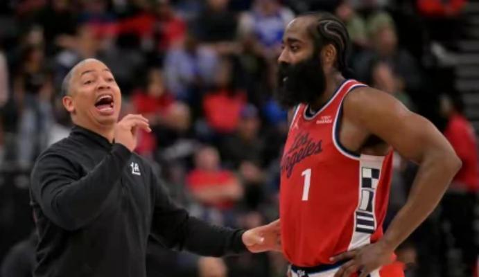 差一分封神！哈登30+壮举毁于最后60秒，教练换人令全场错愕比赛结束了，洛杉矶快