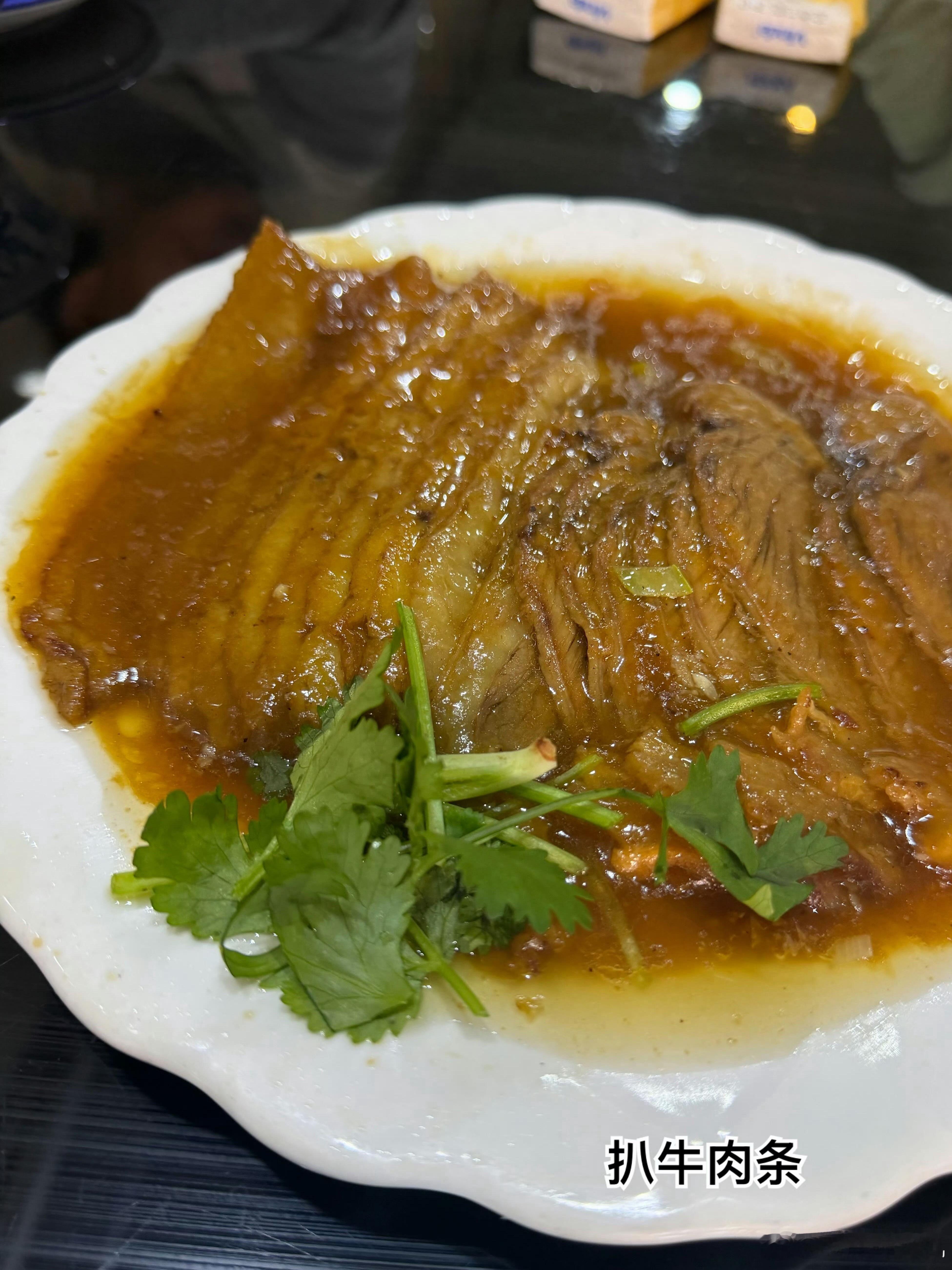 今天中午我妈嫡长闺阿姨请吃饭！真的香！迷！糊！了！我爱牛肉锅包肉！我爱扒肉条！我