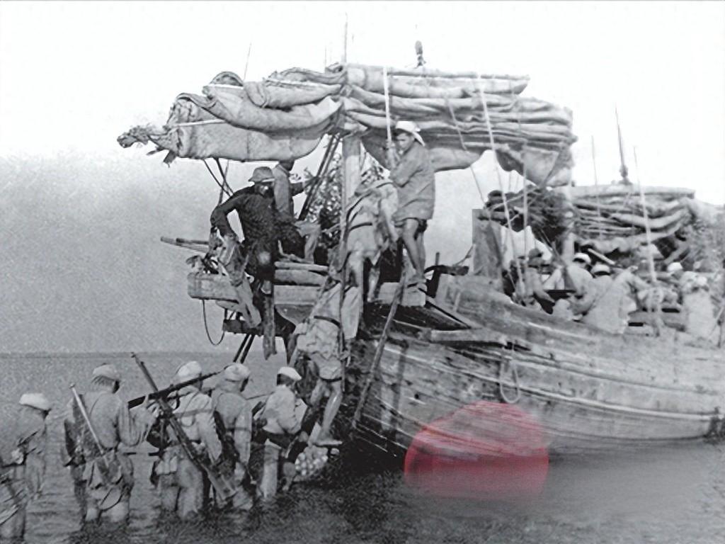1951年，我军在海南逮捕一女海盗首领，竟是失散11年的琼崖纵队女班长。
