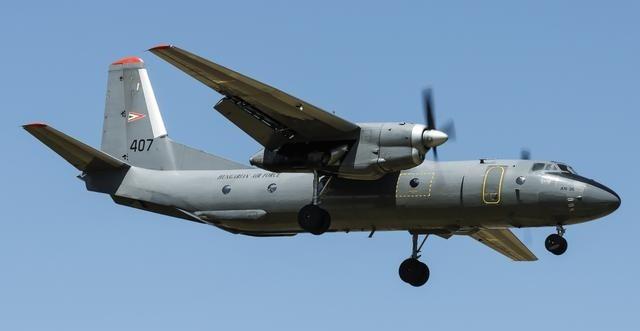 1982年,华北空军基地一架安-26运输机正在以100米高度上升时,突然遭到了外