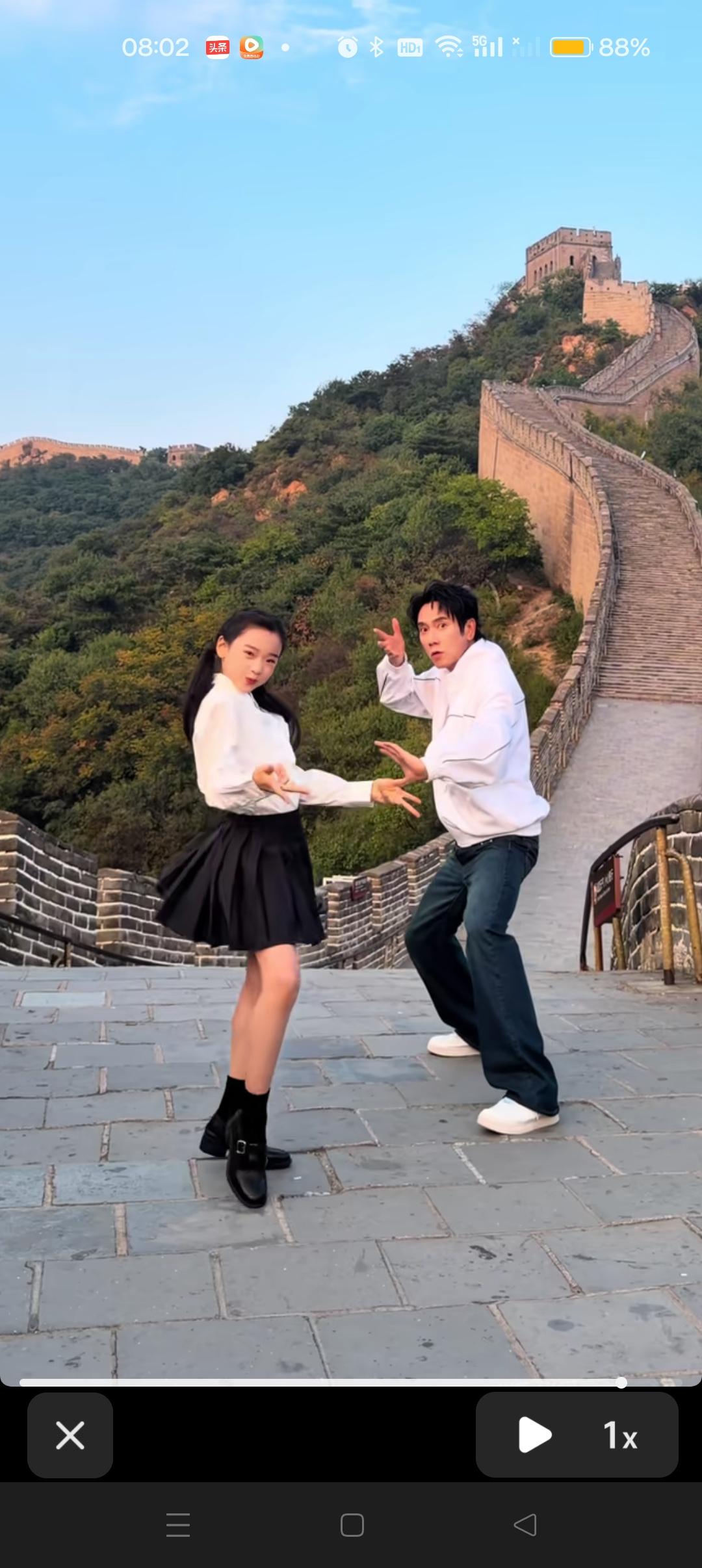 小酒窝和林依轮来到长城跳舞了，默契十足😍小酒窝太可爱天生，超大长腿，一看