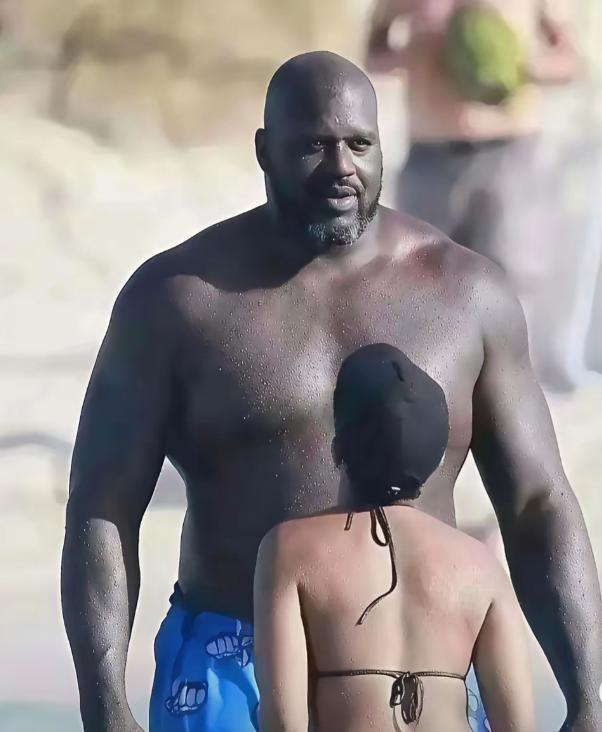 奥尼尔的首任妻子香妮，是位一米六的记者。采访时她和奥尼尔起了冲突，遭到对方推搡。