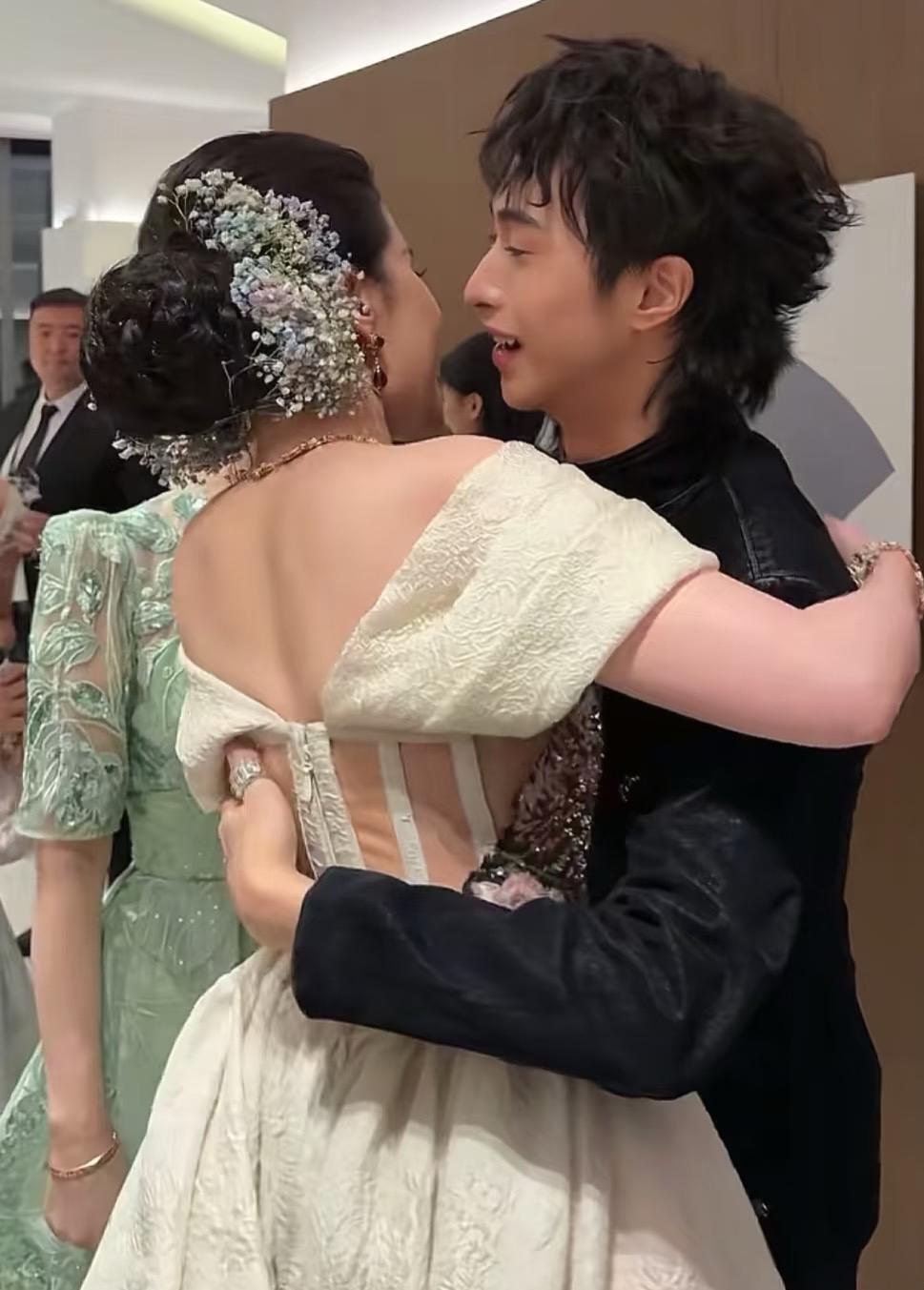 伊能静的儿子抱刘亦菲的姿势真让人不舒服。平时也没见这母子俩和刘亦菲有多熟,大概
