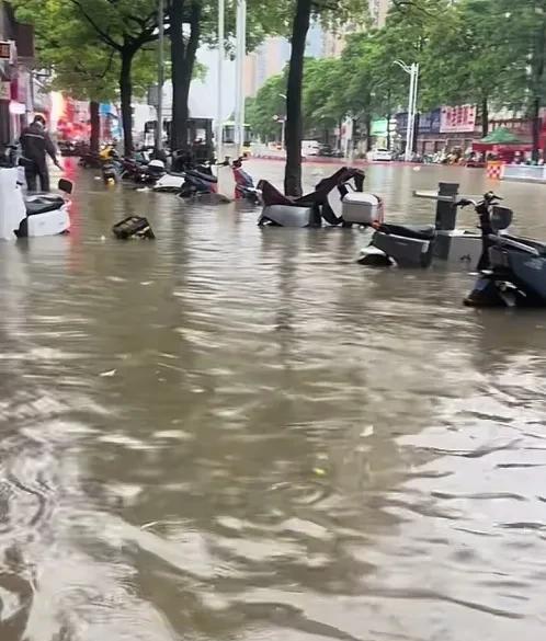 南宁又内涝了，最近天天下雨，很多地方又开始积水成渊了，今天早上天空黑乎乎的