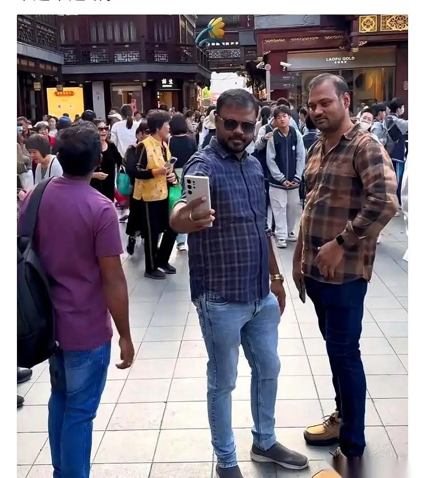 深圳这回是真不客气了。一脚踹开空壳公司的门，里面只有张积灰的桌子，连台能开