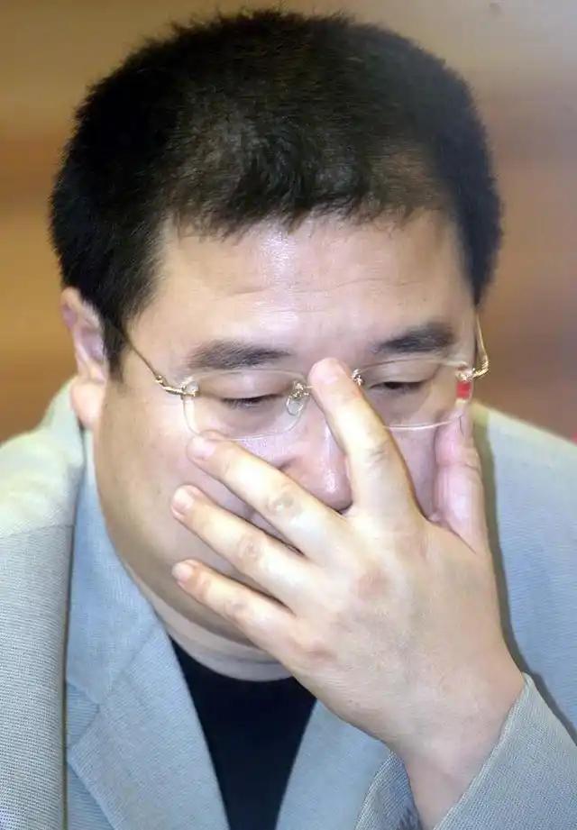 英达那个被捧上天的冰球儿子，英如镝，开了直播。镜头一亮，直接把一张微信截图甩了出