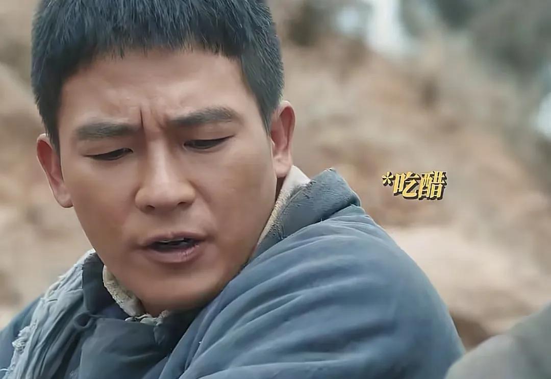 《生万物》封大脚（欧豪饰）听说宁绣绣（杨幂饰）给前男友费文典写信了，心里开