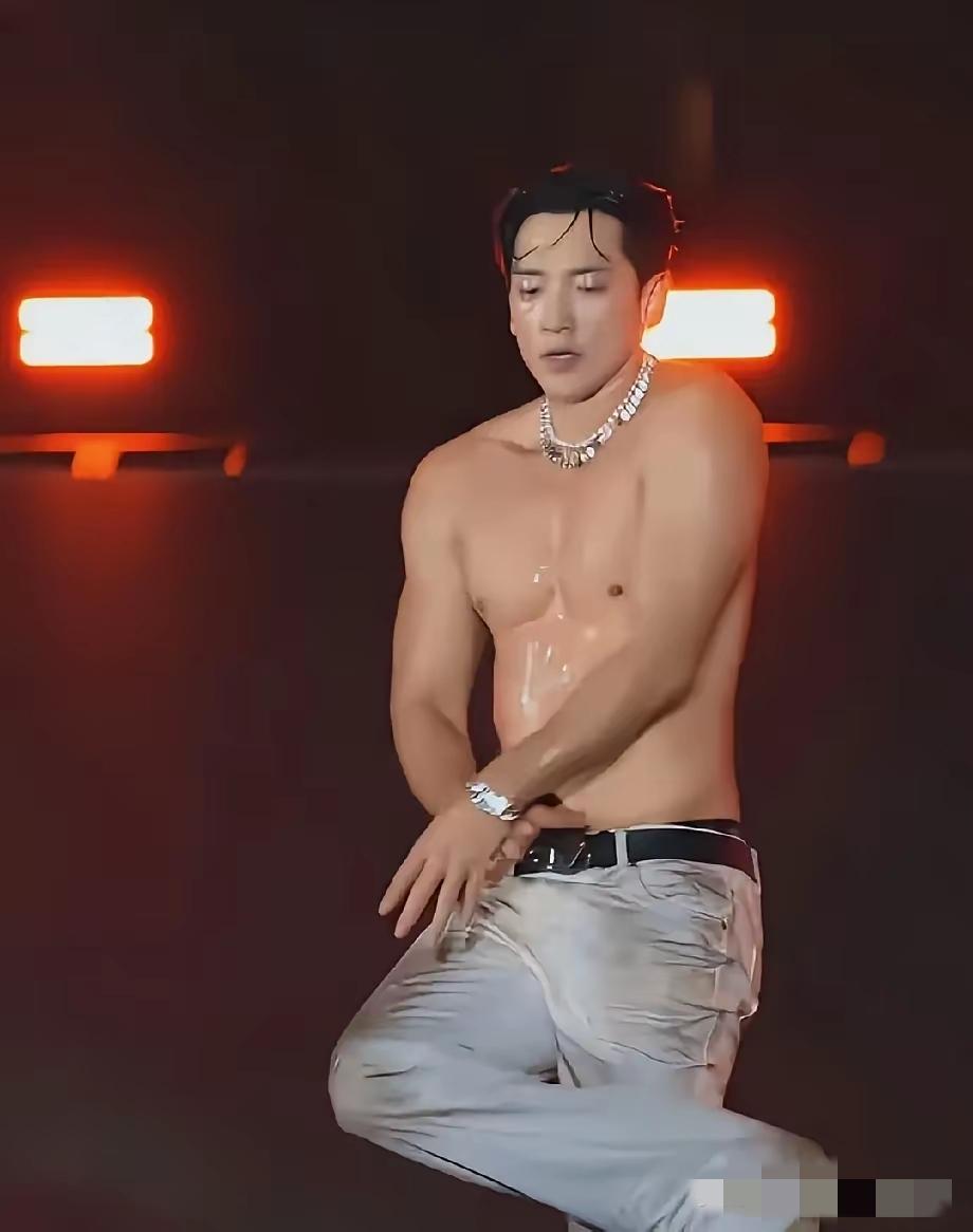 rain就像曾经的黄晓明，明明一把年纪了，还觉得自己很年轻，不同的是一个表