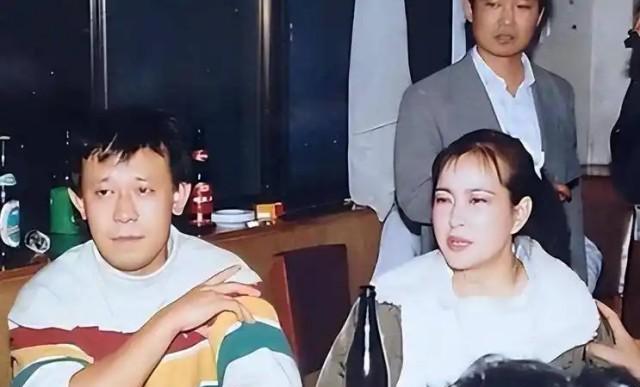 2002年，刘晓庆在监狱里收到了一个包裹。她打开看时，惊呆了，接着就是热泪盈眶。