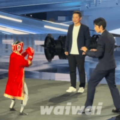 于适紧张成内八了于适的旋风踢是来贡献表情包的吧！踢完还没等得意，发现头套歪了瞬