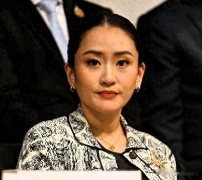 洪森本来握着一手好牌，却打了个稀巴烂，当年其与他信家族交好，相互称兄道弟，他信曾