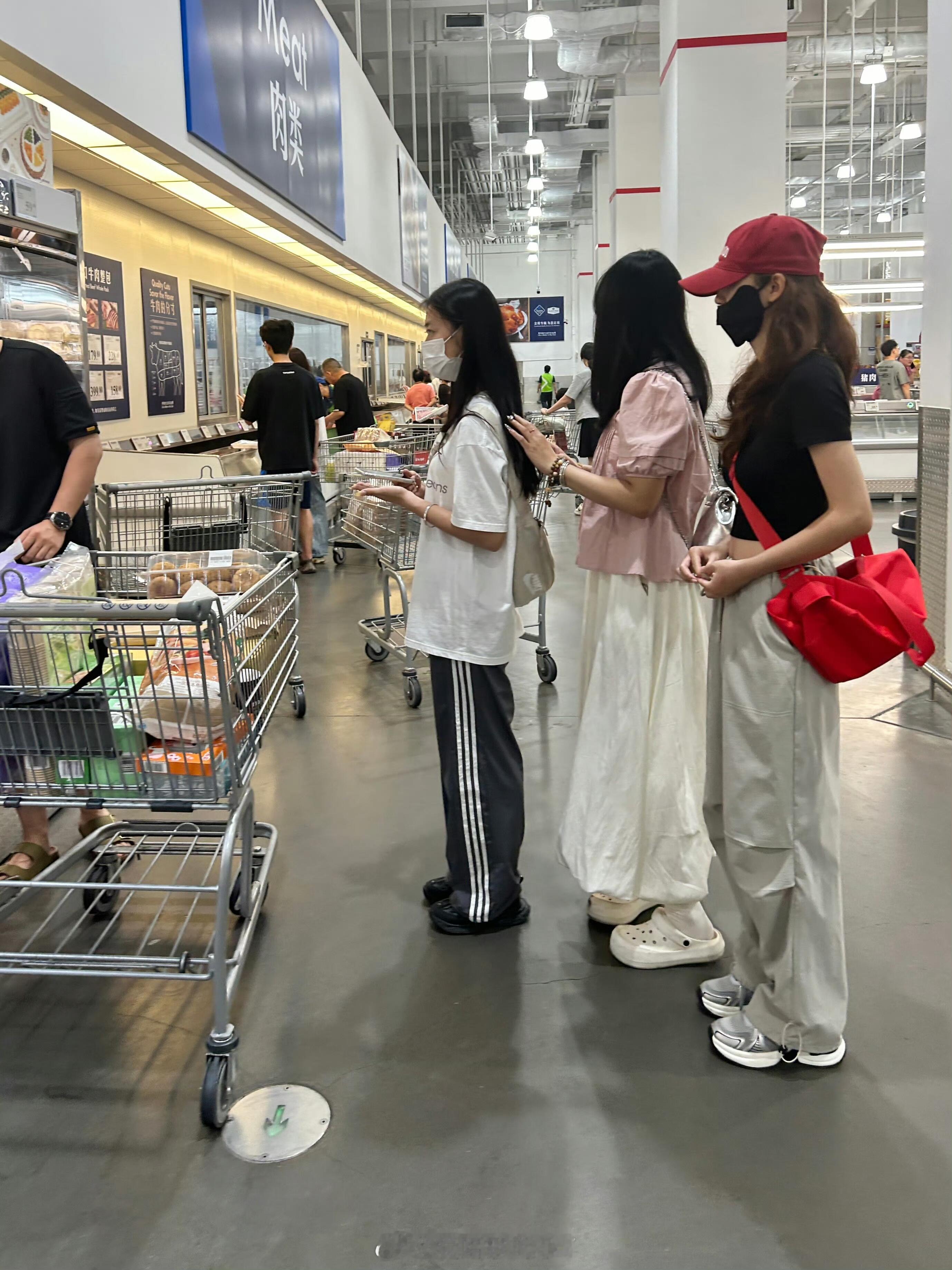 瞬间对工装裤没了兴趣。。。。逛山姆的时候看到有个女生穿的工装裤好好看，膝盖下面有