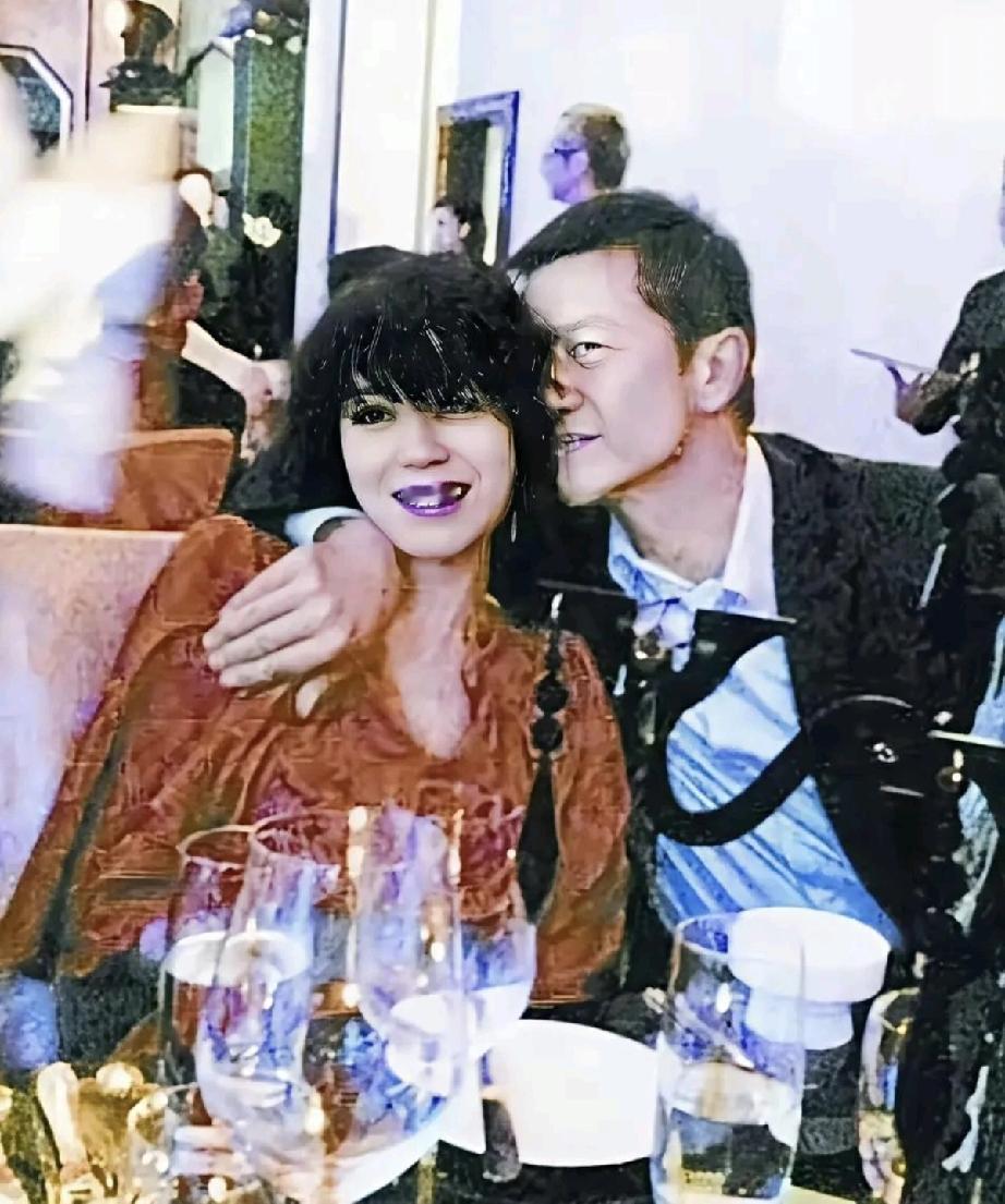 爱一个人，眼神和动作是藏不住的。李亚鹏捧着李嫣的脸，是爱怜是疼惜；同款他捧着