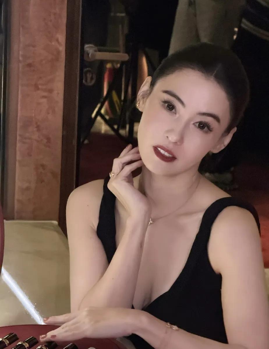 就在今天，张柏芝自拍性感照流出，看了后我乐了！王菲拿什么比？谢霆锋看到后