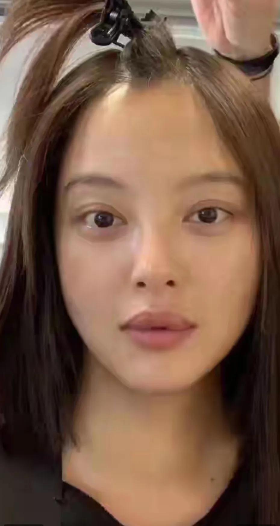 刚出道的时候，单依纯的嘴唇不是这样的，但是现在我觉得这嘴唇变得越来越厚了，也越来