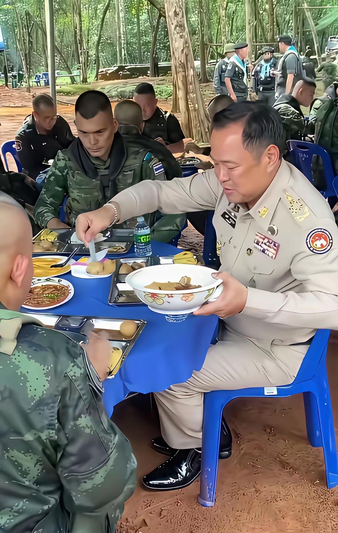 有人说泰国总理真能作秀，我说做秀也好啊，柬埔寨的总理为啥不作秀呢？