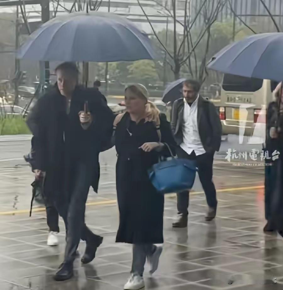 雨中的杭州，见证另一番情景！访华仅仅两天，杭州是默茨总理专机抵达的唯二城市，