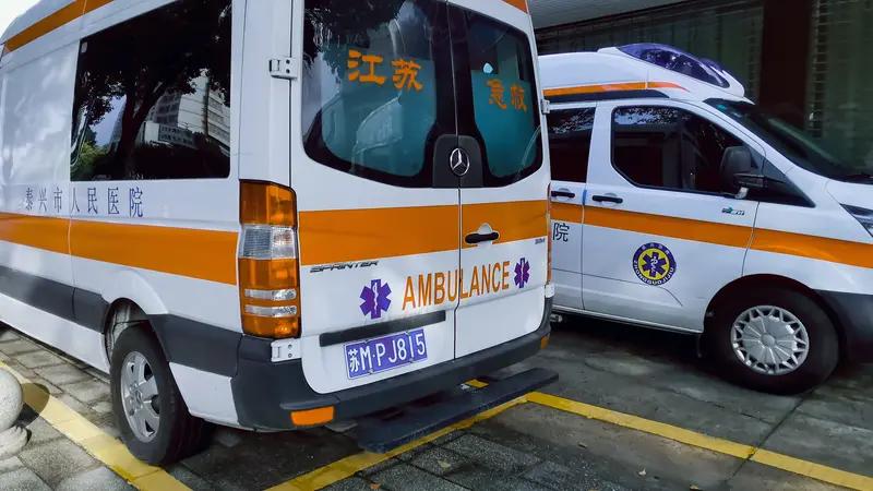 如何看待小车拒不礼让救护车被罚最近广东珠海那小车拒不礼让救护车的事儿，真的太气