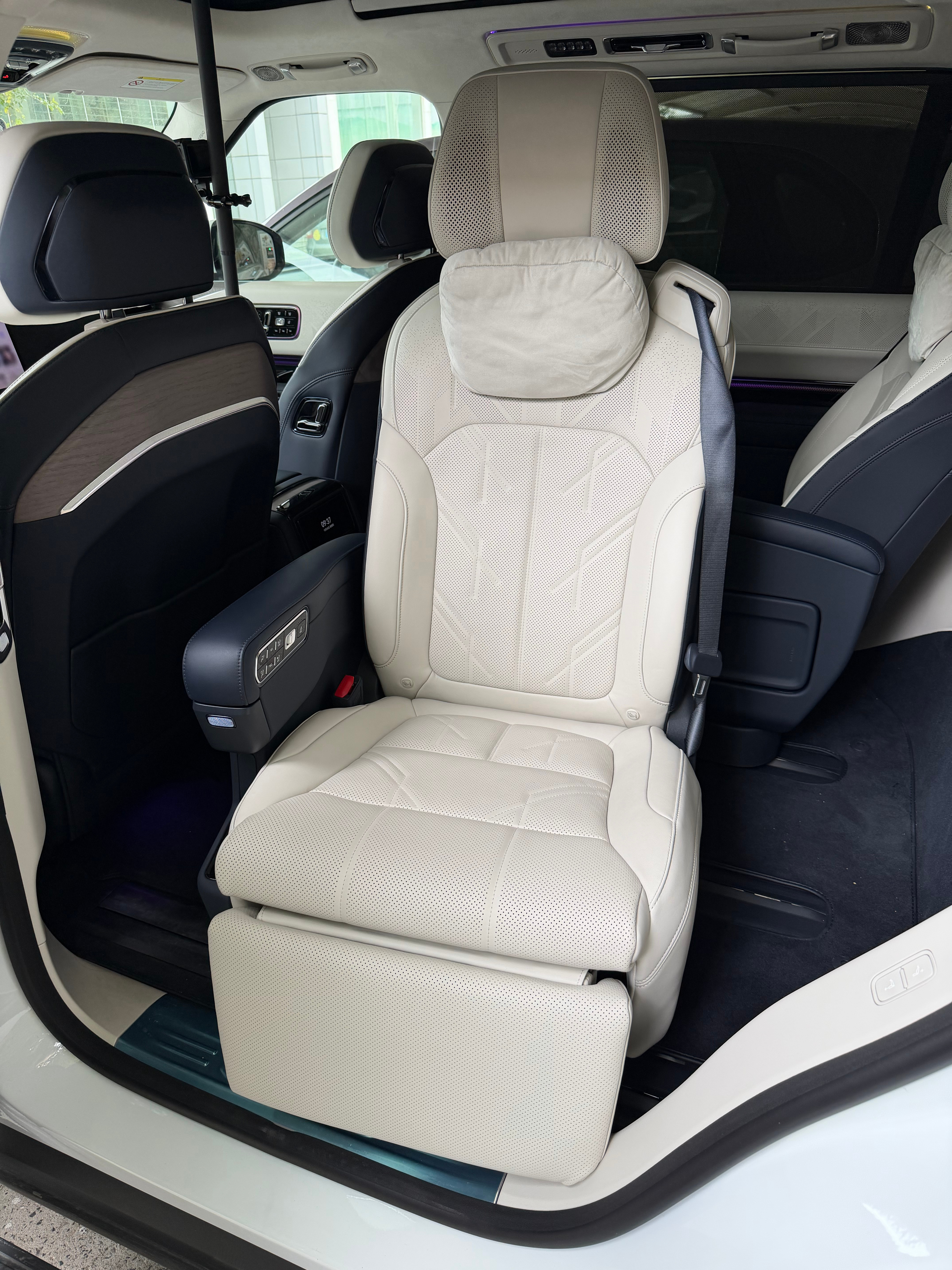 极氪9X这座椅旋转我还没整明白，有点干涉了，我通过语音复原的这点没有MEGA简单